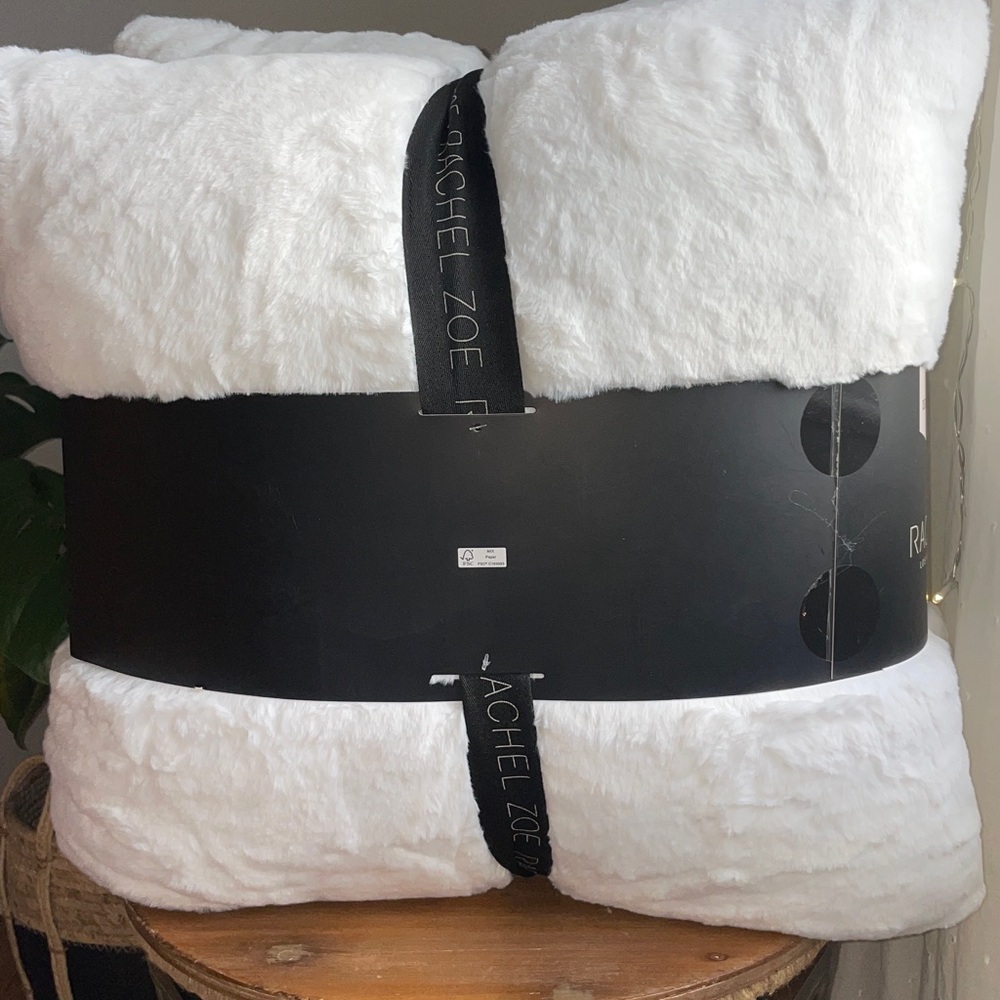 🎉HP🎉~Rachel Zoe Plush White Faux Fur Pillows - Picture 13 of 16